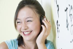Frau handy asiatisch lächeln portrait nahaufnahme schriftzeichen